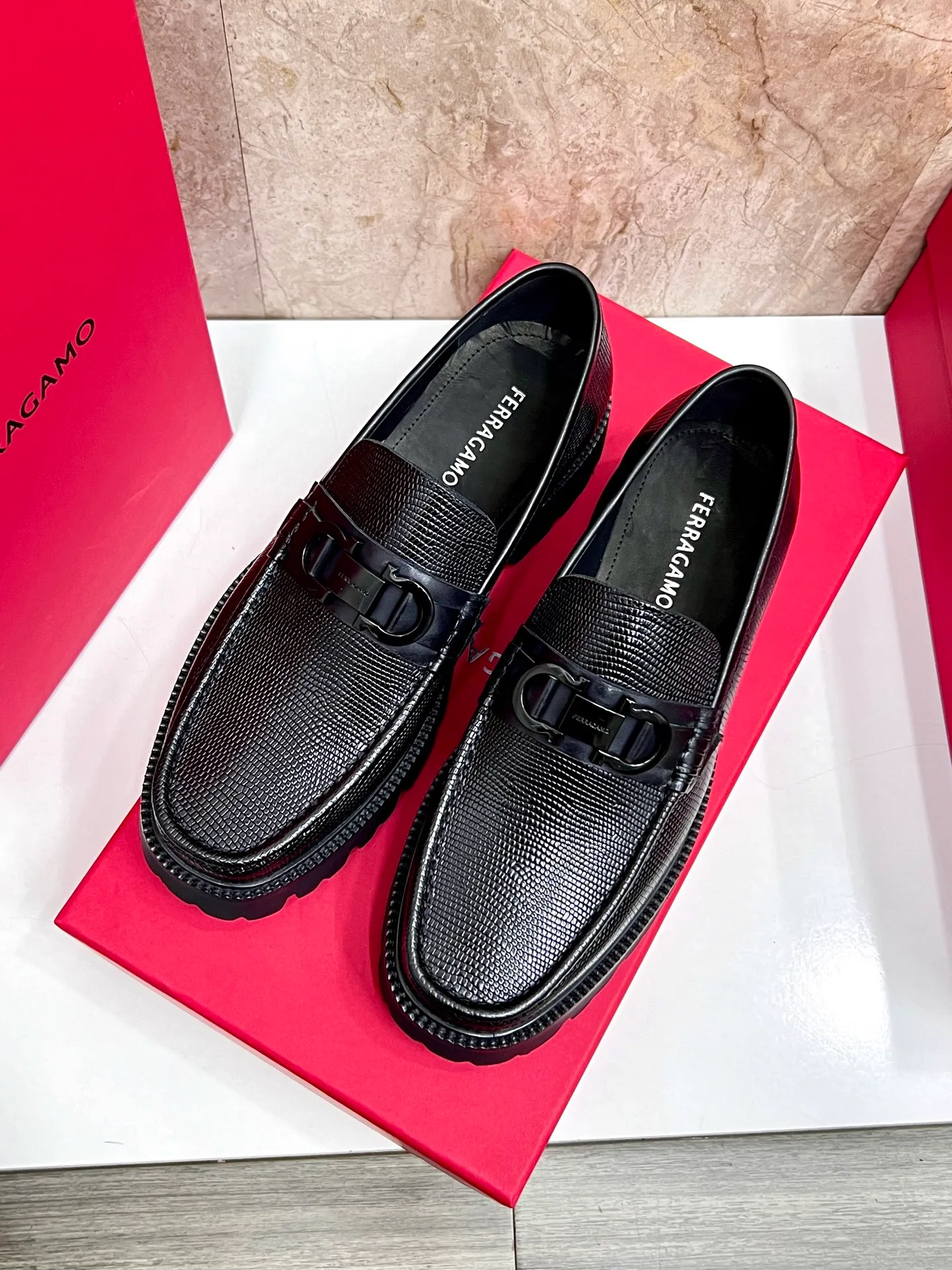 Original quality P580 Brand: Ferragamo Standard size: Men's size 38/44 (45.46 can be customized) Grade: Same style as the official website High-quality men's shoes Material: Customized first-layer calfskin with water-dyed cowhide lining Cowhide tiptoe Original non-slip and wear-resistant rubber outsole Style category: Men's formal business leather shoes are young and fashionable European and American trends British style Casual matching and comfortable feet Color: actual picture